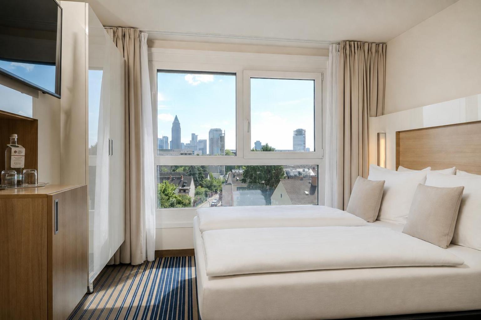 Queen Room with City View and Shower